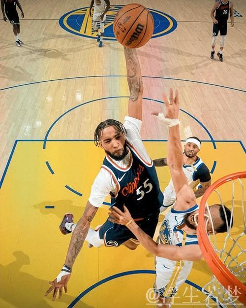 诺威尔中投抛投连续得分，琼斯暴扣强势回应